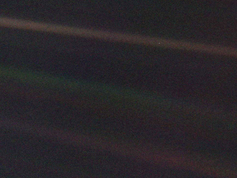 la foto Pale Blue Dot di Carl Sagan è stata scattata nel 1990 dal satellite Voyager 1